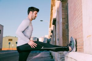 Wie bekommt man Hip Dips weg? Welche Übungen und Methoden das Erscheinungsbild beeinflussen können